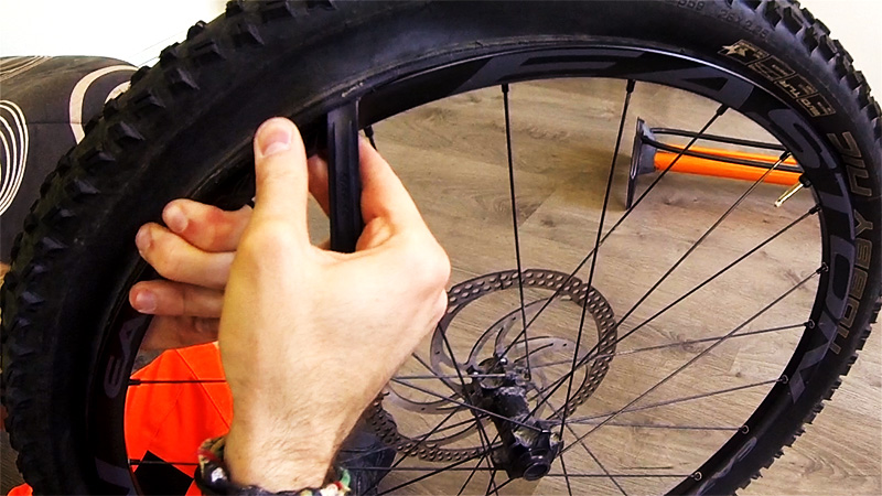 Comment monter un pneu tubeless aisément